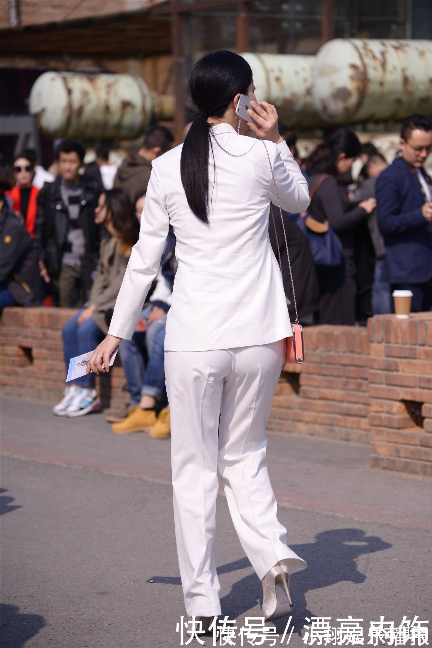 西服套装|白色西服搭配西裤,一身正装,在高跟鞋衬托下,精致有型