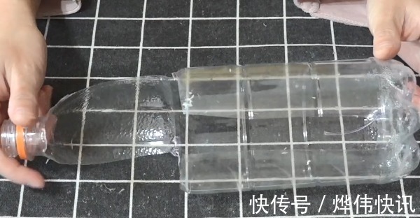 大号|大号塑料瓶不要扔,剪几刀挂在马桶边,全家人都抢着用,太棒了!
