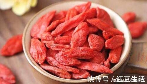 泡水|枸杞是直接嚼着,还是泡水喝好?终于有正确答案了,白吃了30年