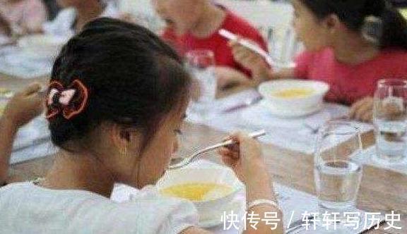 礼仪|将来难有出息的孩子，吃饭大多有3种表现，每一种都让人反感
