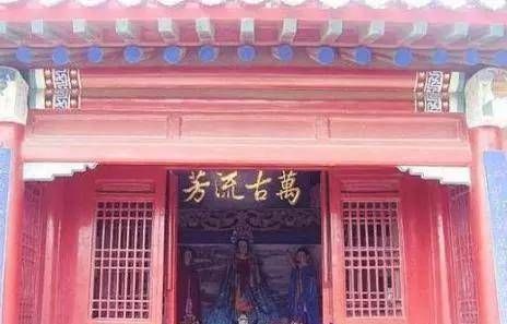 孟姜女哭长城$庙门上一副对联，百年来无人正确读出，郭沫若看后却随口而出