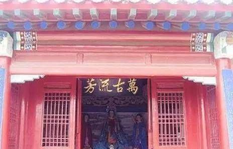 孟姜女哭长城$庙门上一副对联,百年来无人正确读出,郭沫若看后却随口而出