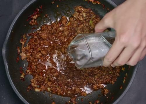  想吃香辣牛肉酱不用买，在家教你轻松做，烹饪简单，美味又解馋