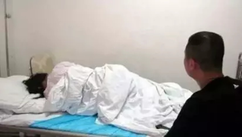 孕检|28岁孕妈在家突发急产,胎儿伸手喊“救命”,医生检查后却急哭了