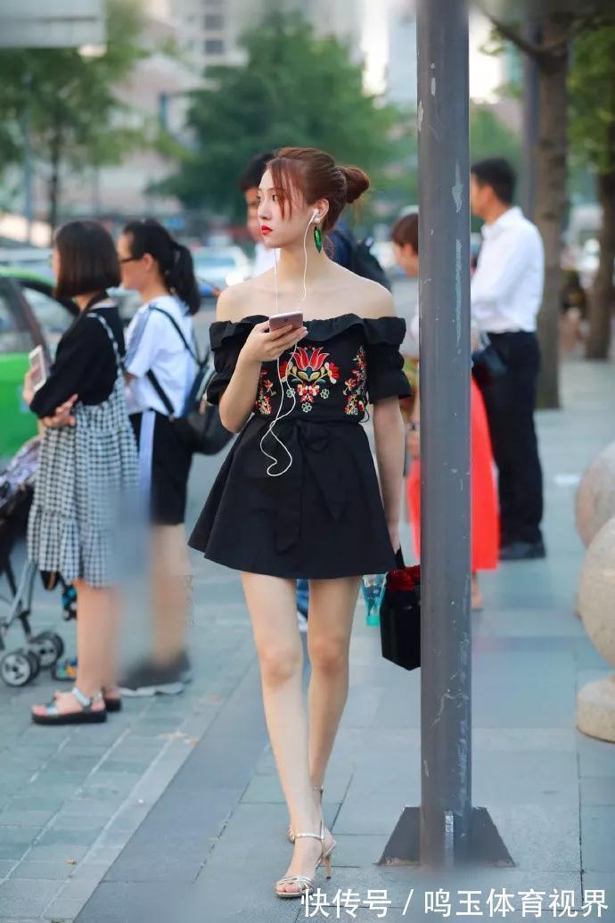 女人味 蓝色的修身包臀裙搭配高跟鞋,走起路来更加的有女人味