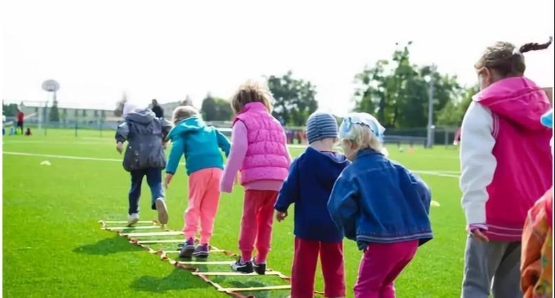 月经|女孩啥时候第一次来例假?年龄不合适可能影响身高,父母需重视
