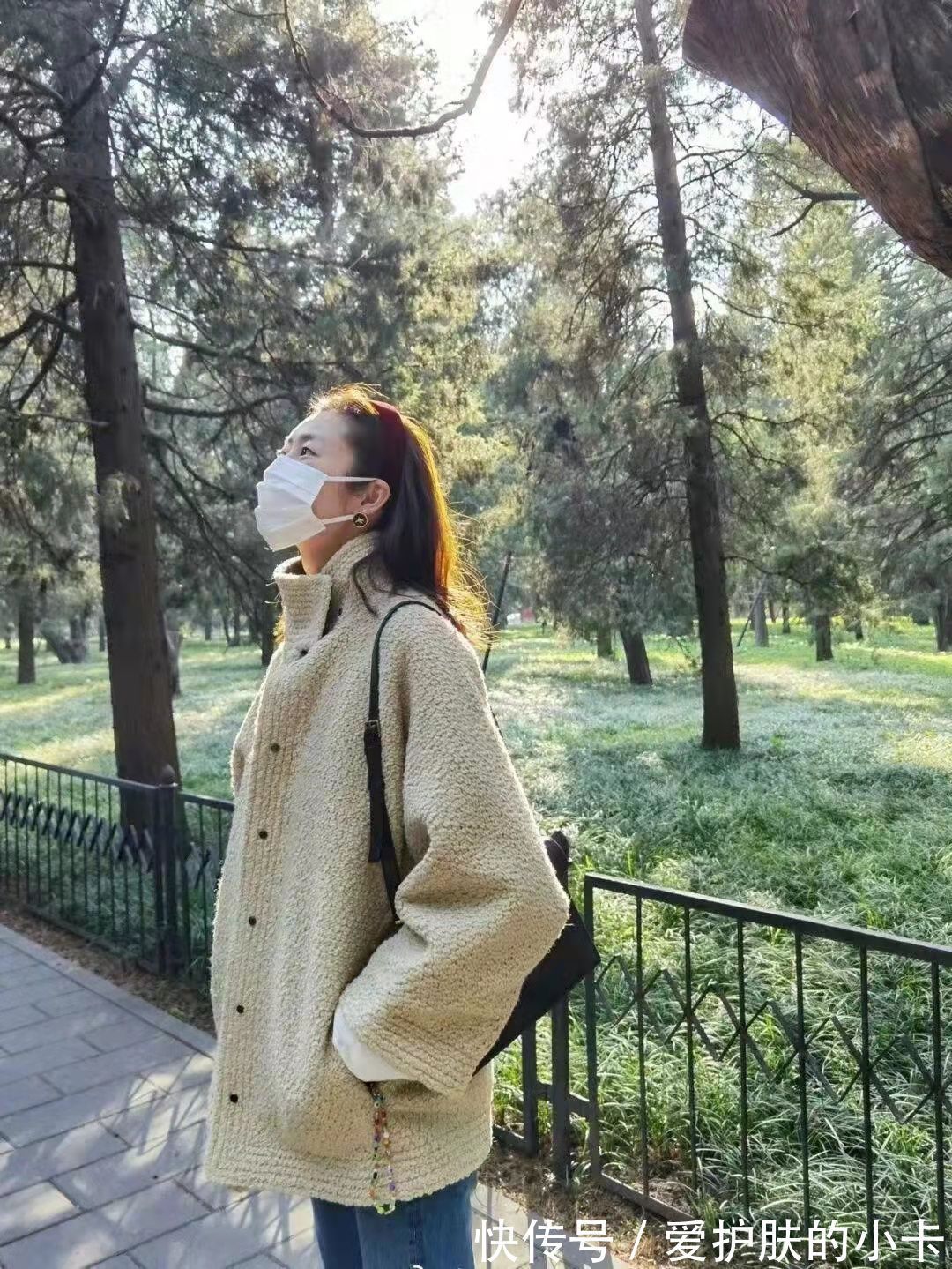 羽绒服|刘雯衣品没得挑,显胖的羊羔绒都搭得酷帅温柔,不是一般的会穿