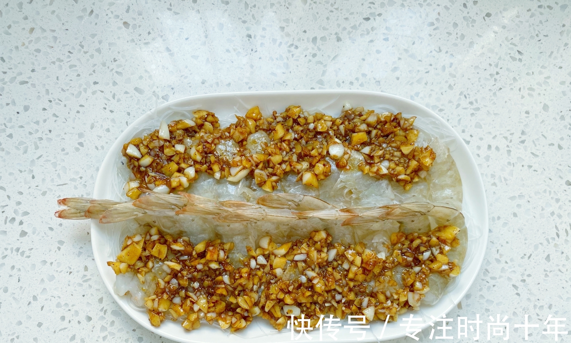 入味|蒜蓉粉丝蒸虾,粉丝不要焯水记住1招,虾肉鲜嫩粉丝入味又好
