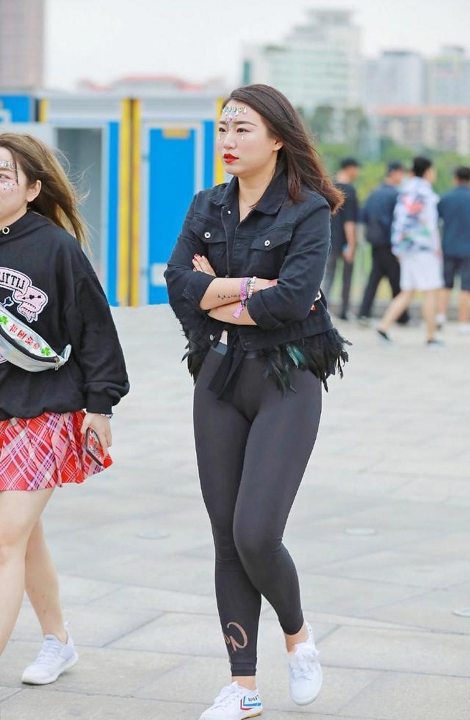 小姐姐中袖针织衫搭配蓝色牛仔裤,婉约不失时尚