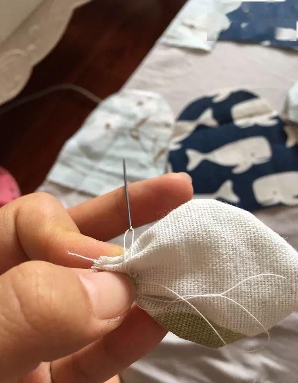 旧物改造旧衣服只能扔掉除了可以捐赠,还可以这么做隔壁小孩看到都抢着要