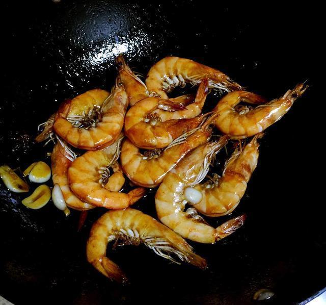 大虾除了煮着吃,还有一道经典做法,春节家宴露一手,全家都爱