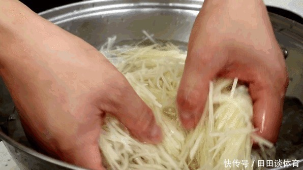 脆嫩|凉拌土豆丝,先焯水就错了,记住这4个步骤,简单开胃,脆嫩爽口