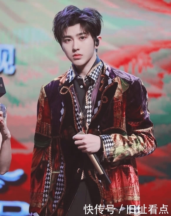 格纹|蔡徐坤穿格纹风衣格外有范,犹如漫画中走出来的美少年