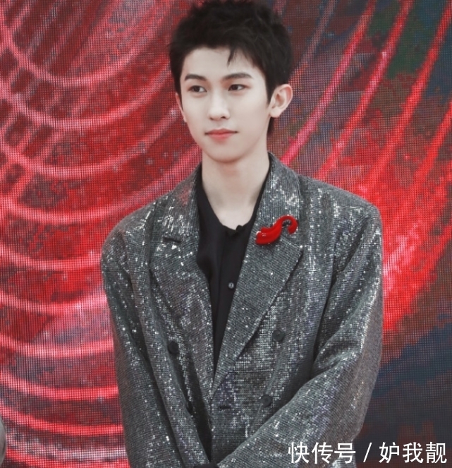 礼仪 礼仪小姐当众滑倒,林墨捧腹大笑素质低?粉丝“孩子论”惹争议