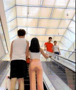 |搞笑GIF:突然感觉不对劲 以后再也不穿裙子帮人推车了