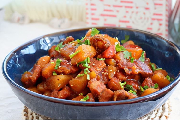 红烧肉的新吃法，配上土豆，香而不腻