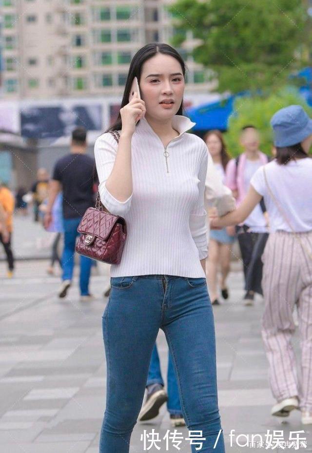 街拍|白色棉质上衣搭配蓝色牛仔裤，青春靓丽，气质迷人