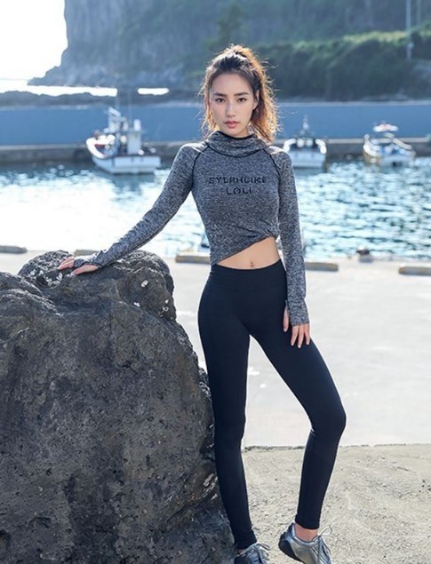  紧身|街拍靓丽性感的紧身打底裤美女，休闲又带点妩媚，展现女性好身材