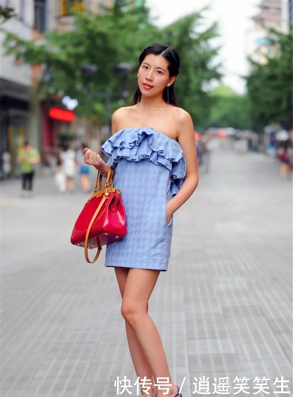 连衣裙|美女脚上穿上一双红白格纹的粗跟鞋,典雅高贵又浪漫十足