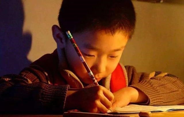 写作业|“狂野女孩”火了,因通宵写作业,第2天发型成亮点,好笑又心疼