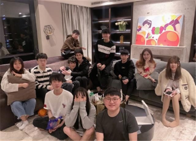 选手|uzi跟RNG老队友双排，说出路人和选手的区别：跟他们才有沟通信任