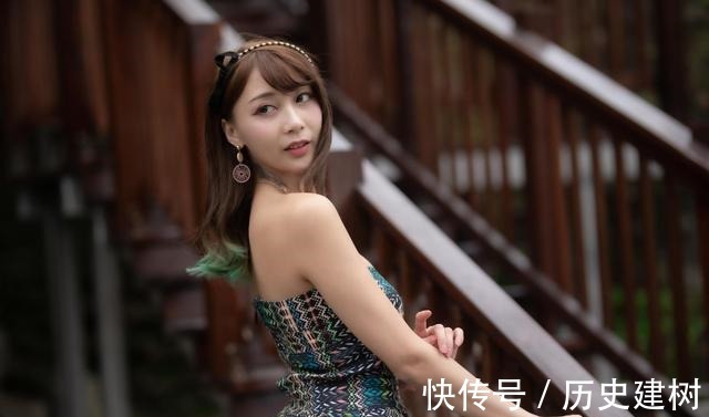 高跟 时尚又具有复古美的抹胸连衣裙,搭配一双细跟高跟鞋,吸睛时尚!