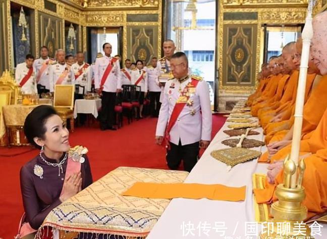 诗妮娜贵妃|35岁诗妮娜诚心礼佛，光着脚匍匐跪拜，“纤纤玉足”太抢镜了