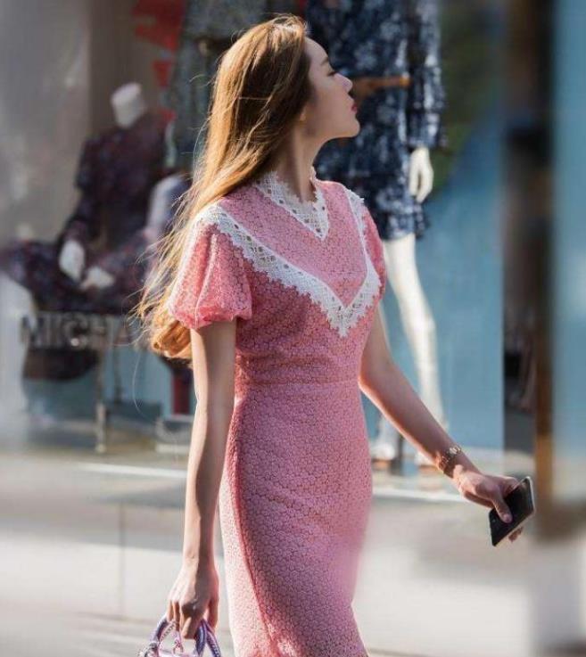 风度翩翩|小美女身穿粉色蕾丝连衣裙,长发披肩,风度翩翩