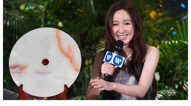 《爱情公寓》命运大不同，娄艺潇陈赫直播捞钱，这两人却潜心演戏