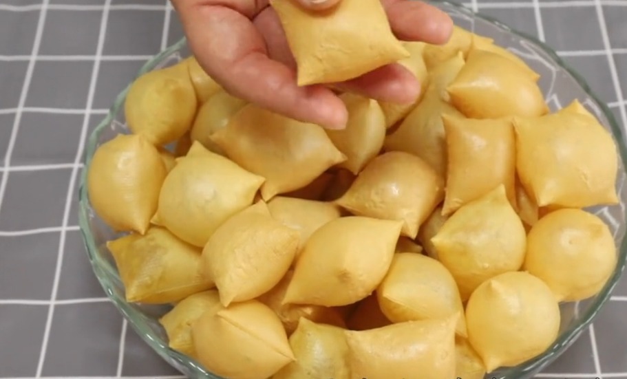 干豆腐又一个神奇的做法,只要放到盐水里泡一泡,个个鼓大泡