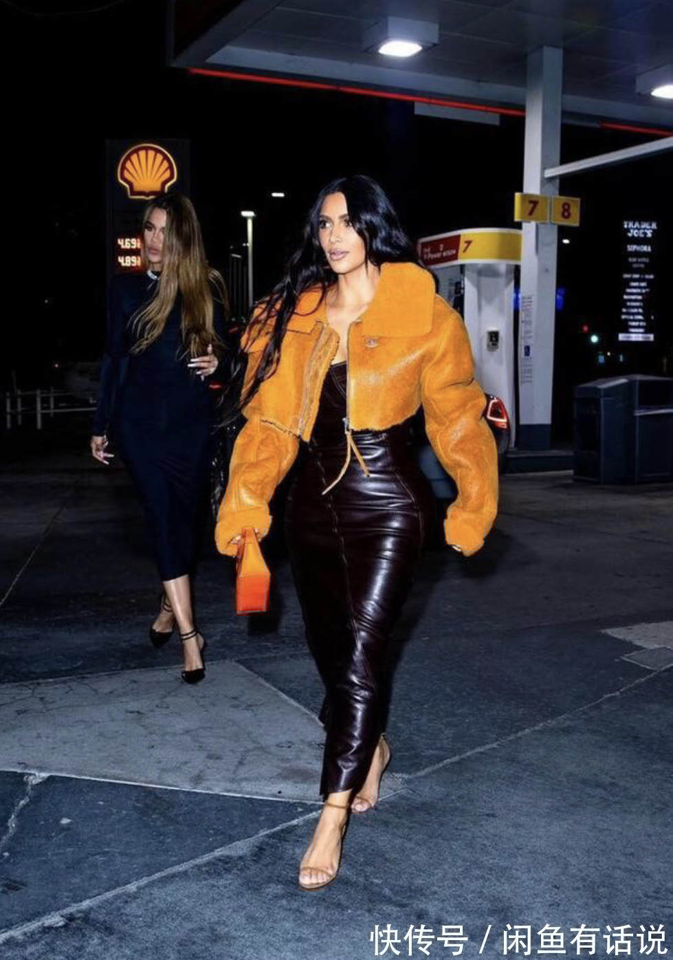 穿搭|卡戴珊向来敢穿,穿紧身连体衣秀身材,配玫红羽毛披肩像鸡毛掸子
