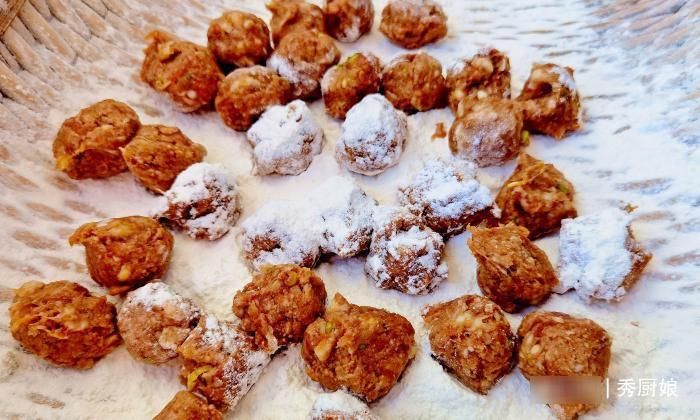 炸肉丸子，别只加面粉，多加3样食材，丸子外酥内软，好吃不油腻