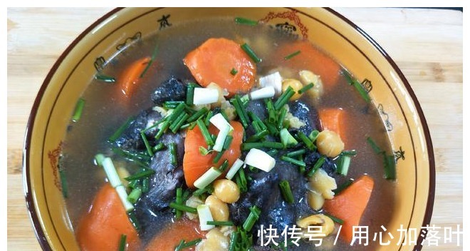 烧鸡|把1只乌鸡扔进压力锅,不放盐不放油,出锅比烧鸡还好吃!