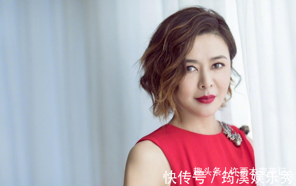 锁骨 奔五的女人尽量别留长发、烫卷发,推荐这5款发型,太减龄了