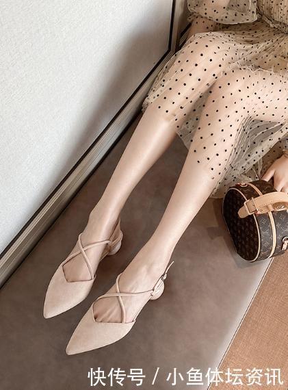 凉鞋不一定要选细跟的，粗跟不但稳健时尚还在众多细跟中脱颖而出