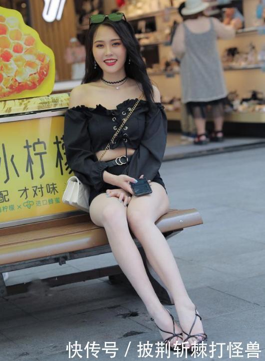 超短裤搭配高跟鞋,凸显身材优势,时尚高雅