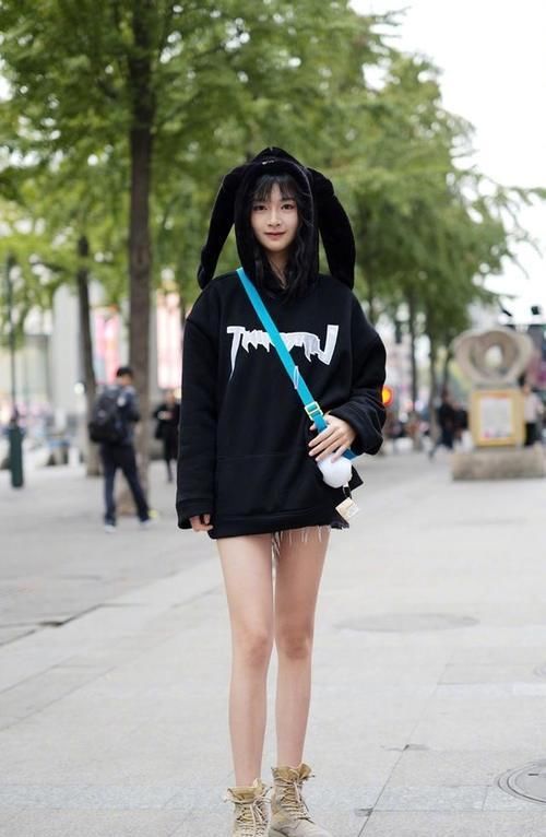 白色卫衣清爽简单，秀出一双大长腿