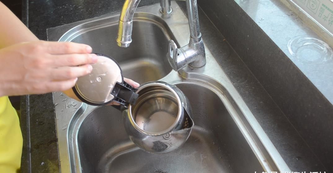 水壶里撒一把它, 水垢自动往下掉, 一年都不用刷水壶, 太实用了