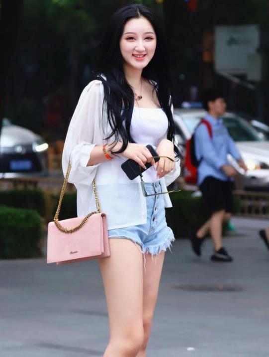 脚踩|身穿吊带连衣裙的小姐姐,脚踩高跟鞋,精致又大气