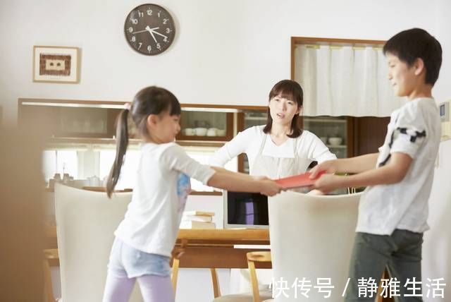 姐姐|姐姐睡觉被弟弟吵醒,见妈妈没在,姐姐下意识的举动让人暖心