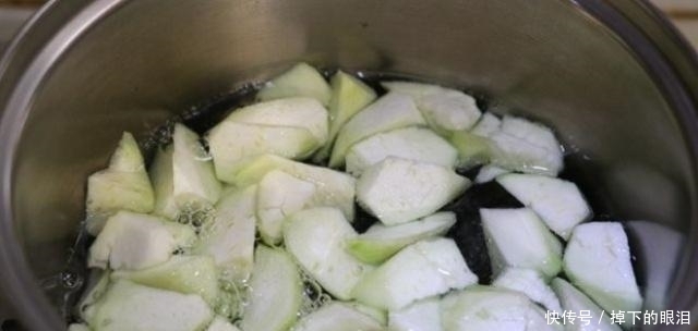 它和豆腐一起炖,比鸡汤还鲜,百吃不腻,皮肤更嫩,很像剥壳的蛋