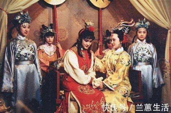 宝钗|贾宝玉作诗犯难,宝钗、黛玉帮忙作弊,都是才女,但品性相差悬殊