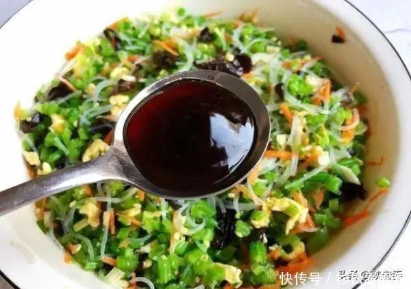 芹菜|酥脆焦黄的黄金元宝馅饼,美味的早餐美食,一碗胡辣汤,人间美味