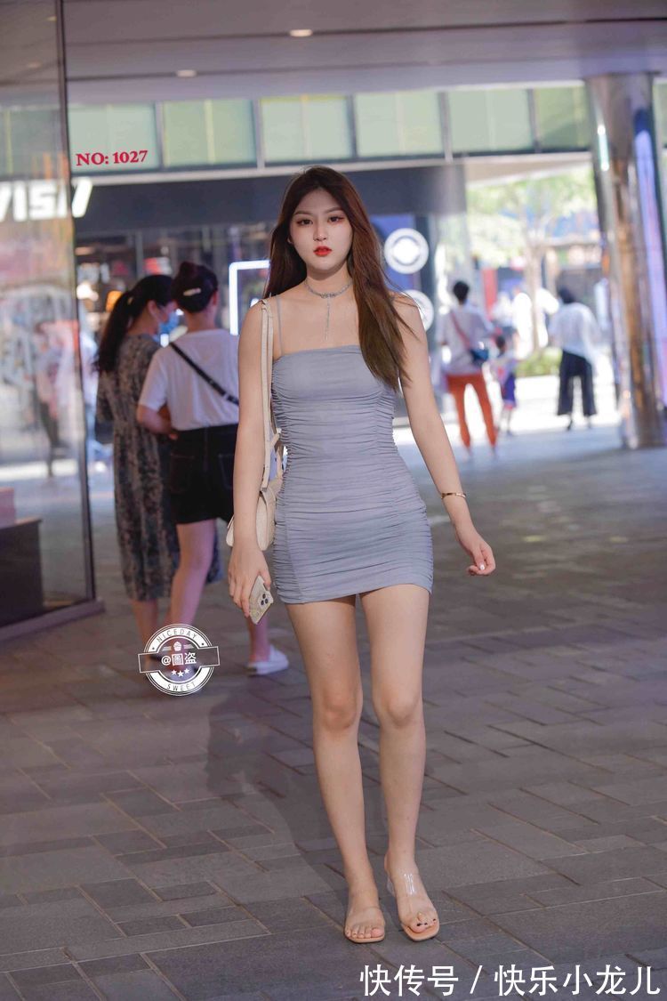 装扮 立体精美的连衣裙装扮复古感十足,展示姑娘的精致干练,又仙又美