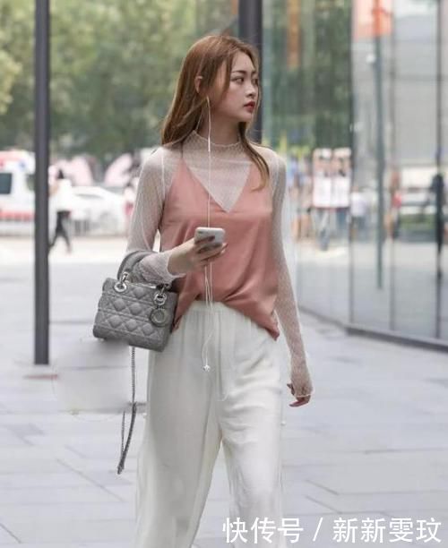 街拍气质高雅的小姐姐,一件吊带背心配开叉裤,时尚女神魅力范