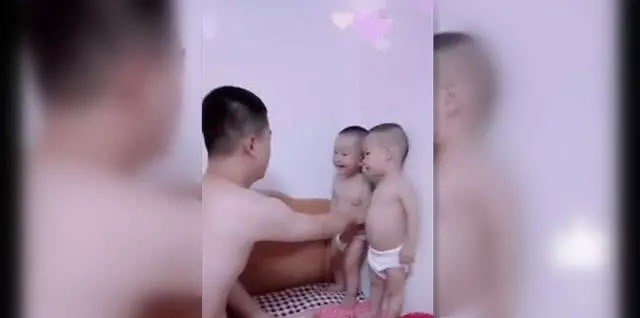 儿子们|双胞胎宝宝打架被爸教育,但威慑力似乎不够,妈妈一进来场面失控