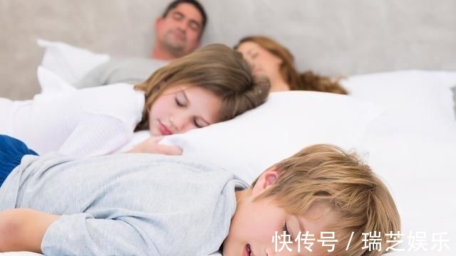大脑|孩子睡觉时3个表现,暗示了大脑发育好,将来有可能变成学霸