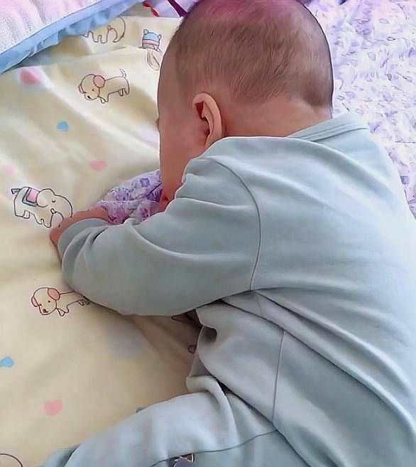 新妈妈|婴儿把脚当作奶嘴，吃完就睡着了网友这个姿势我打满分