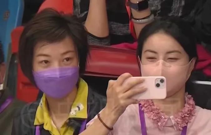 乒乓球|郭晶晶看馬龍?jiān)S昕打球秒變迷妹，張怡寧淡定觀賽！網(wǎng)友：夢幻聯(lián)動啊