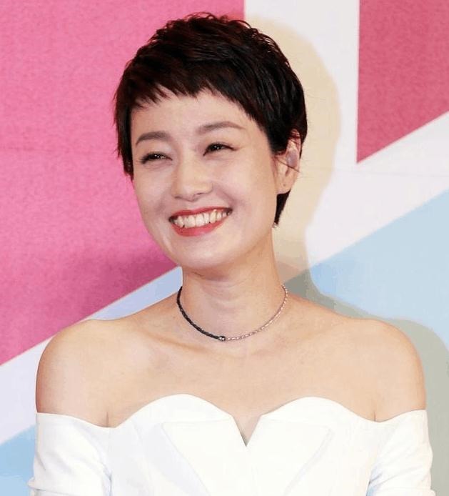 连衣裙|马伊琍躲过中年发福,穿白色连衣裙清新自然,超短发造型好干练